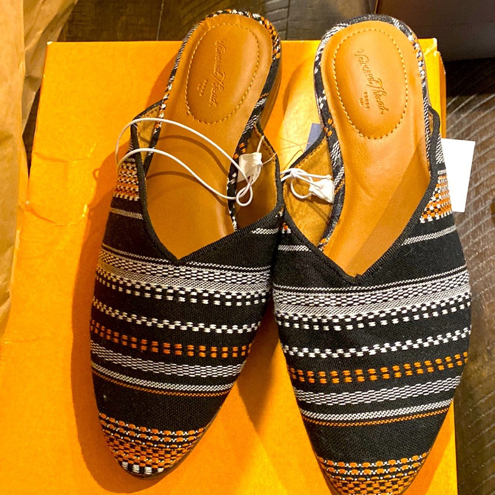 Women’s size 5 shoes. New with tags.